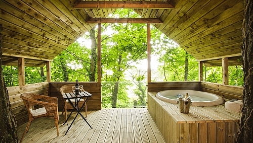 hot-tub-treehouse-m